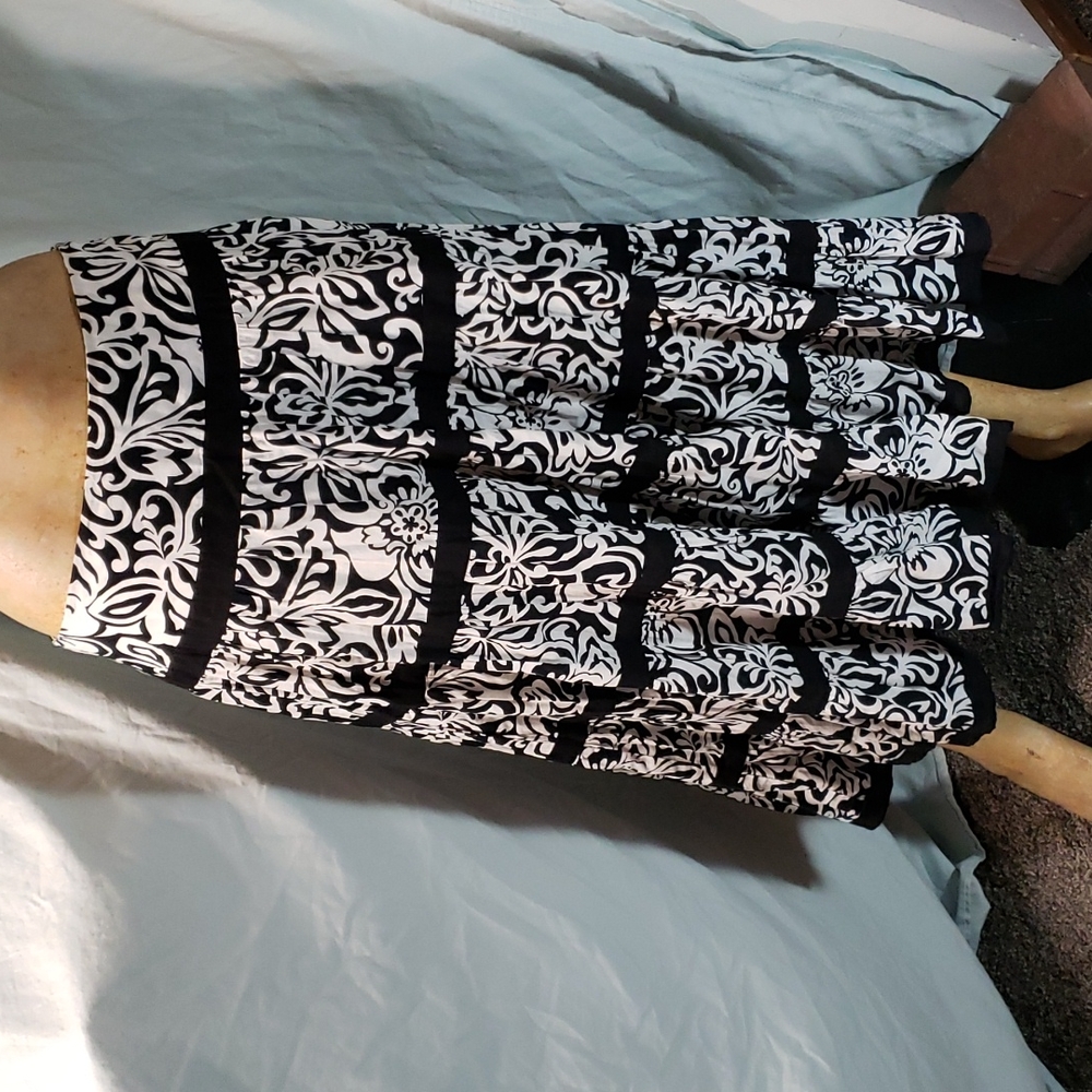 Jones New York Sport Boho Cotton Broomstick Black & White Lined Skirt Size 10